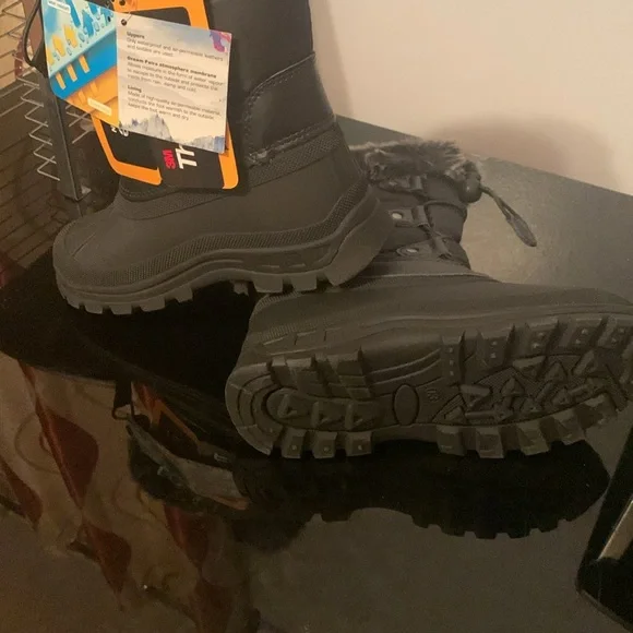 Brand new winter boots - Picture 2 of 2